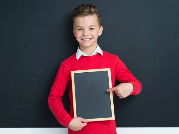 Adolescente menino com pequeno quadro negro — Fotografia de Stock