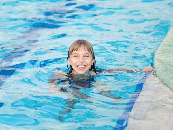 Chica en piscina — Foto de Stock