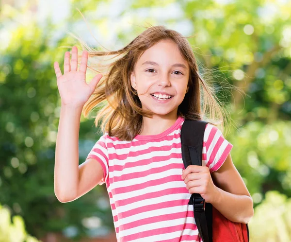 Menina com mochila posando ao ar livre — Fotografia de Stock