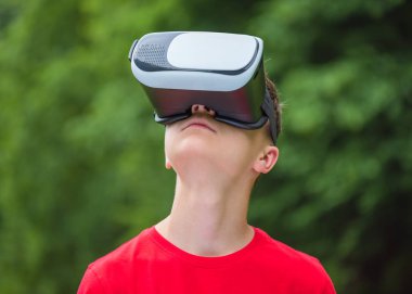 Park Vr gözlüklü genç çocuk