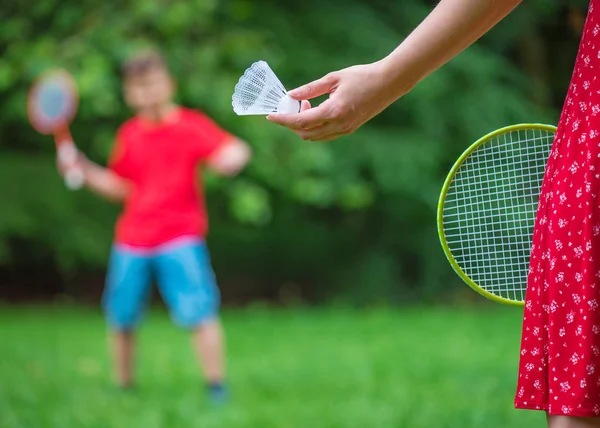 Menino e menina jogando badminton — Fotografia de Stock