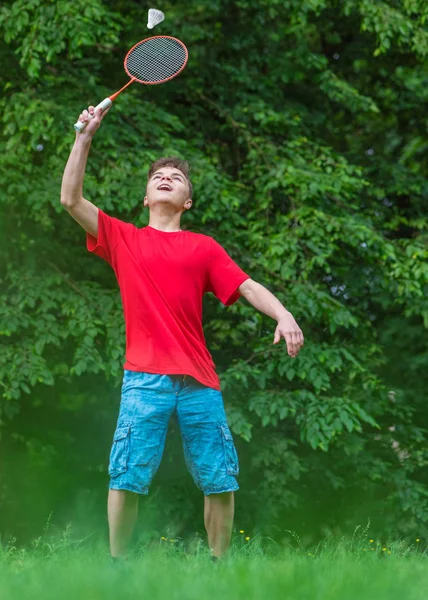公園でバトミントンを十代の少年 — ストック写真
