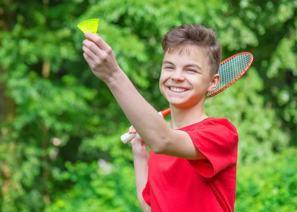 Teen pojke spela badminton i park — Stockfoto