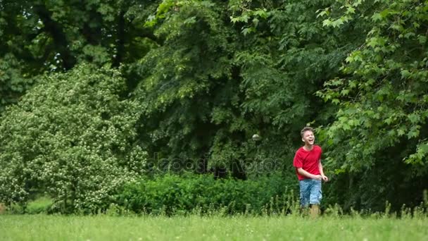 Хлопчик-підліток біжить в парку — стокове відео