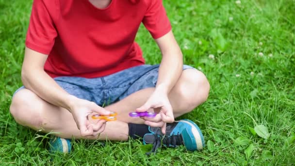 Adolescente chico con spinner en parque — Vídeos de Stock