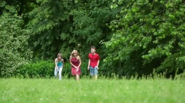 Aile parkta koşuyor