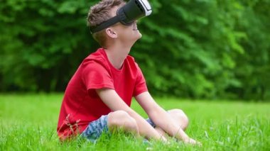 Park Vr gözlüklü genç çocuk