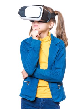 Vr gözlüklü küçük kız