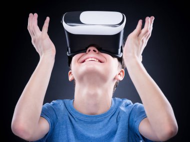 Vr gözlüklü genç çocuk
