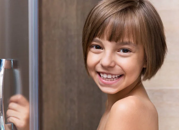 Little girl in the bathroom — Stock Photo, Image