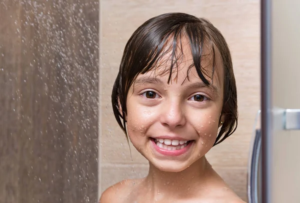 Kleines Mädchen im Badezimmer — Stockfoto