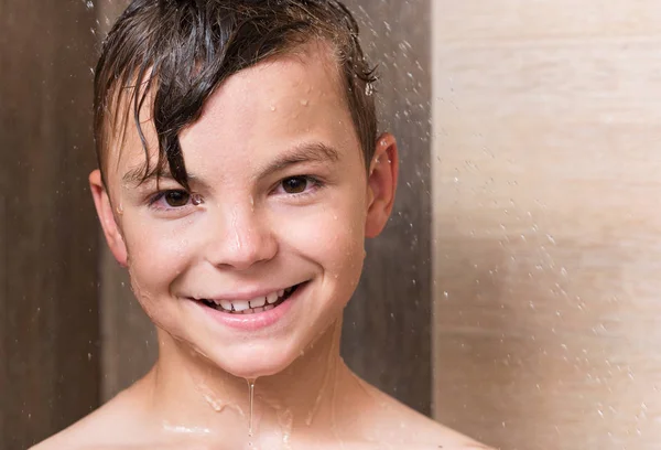 Teen pojke i badrummet — Stockfoto