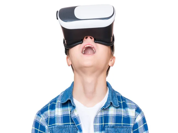 Мальчик-подросток в очках VR — стоковое фото