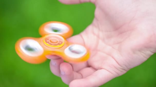 Mano con juguete spinner — Vídeos de Stock