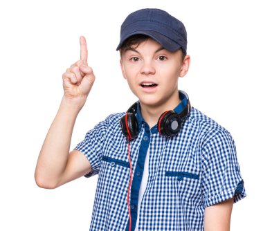 Genç çocukla kap ve kulaklıklar