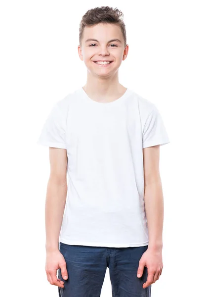Adolescente menino em branco t-shirt — Fotografia de Stock