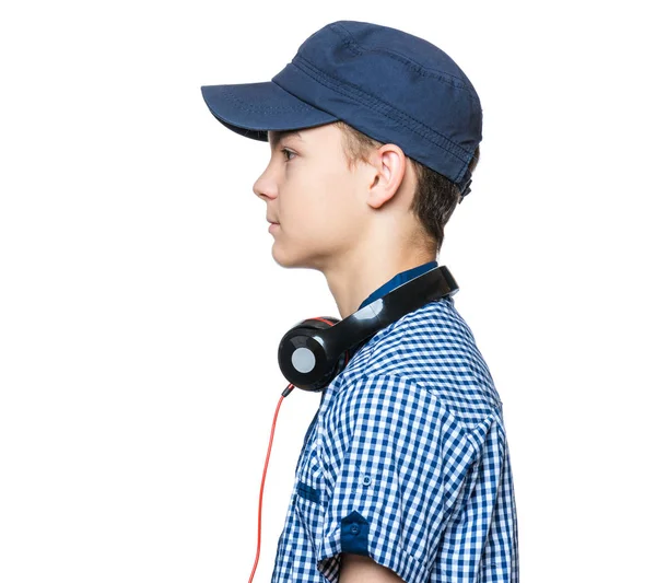Teen pojke med mössa och hörlurar — Stockfoto
