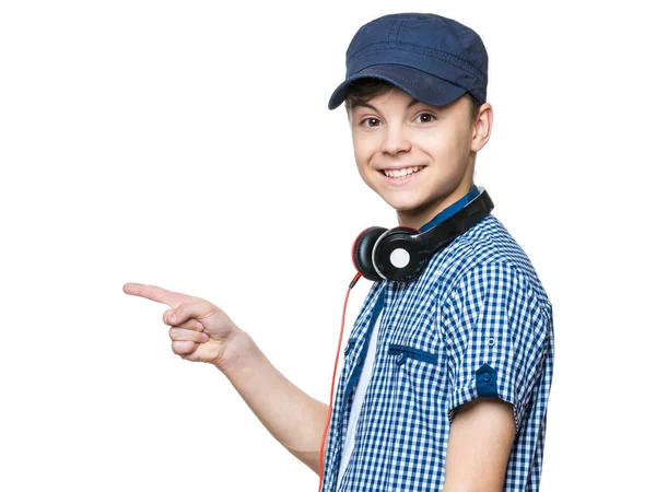 Adolescente com boné e fones de ouvido — Fotografia de Stock