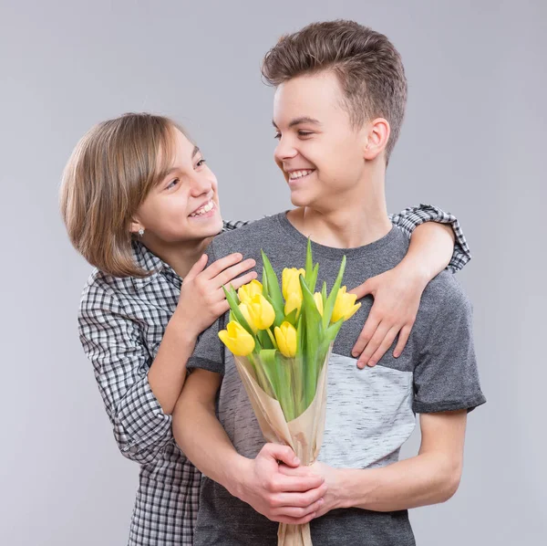 Κορίτσι και αγόρι με λουλούδια — Φωτογραφία Αρχείου