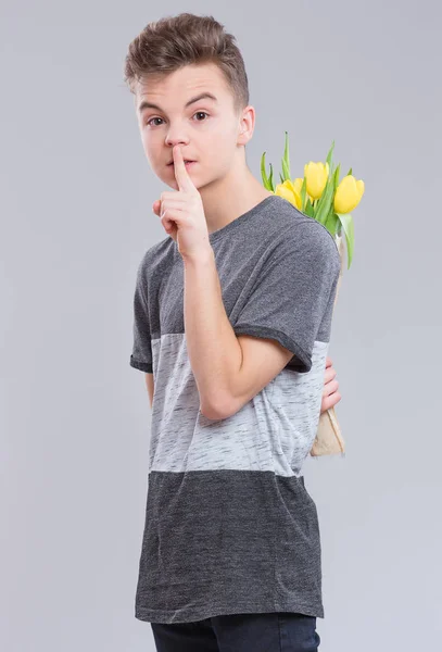 花を持つ十代の少年 — ストック写真