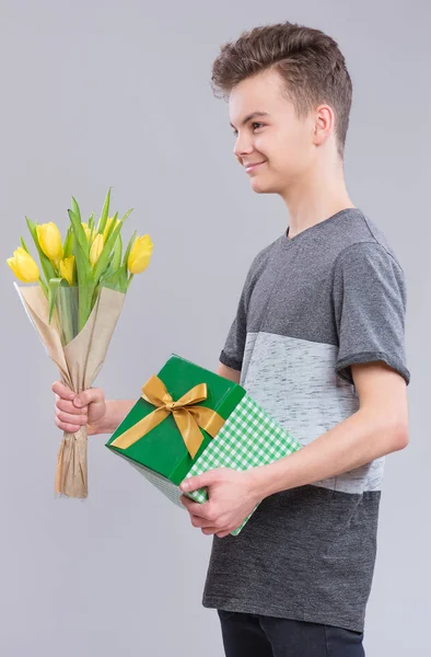 Teen chłopiec z kwiatami — Zdjęcie stockowe