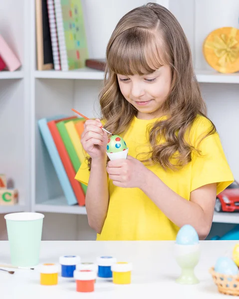 Child painting Easter eggs — Stok fotoğraf