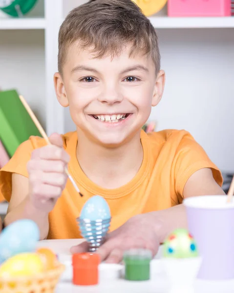 Child painting Easter eggs — Stok fotoğraf