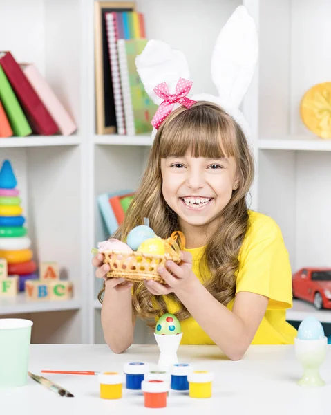 Petite fille aux oreilles et oeufs de Pâques — Photo