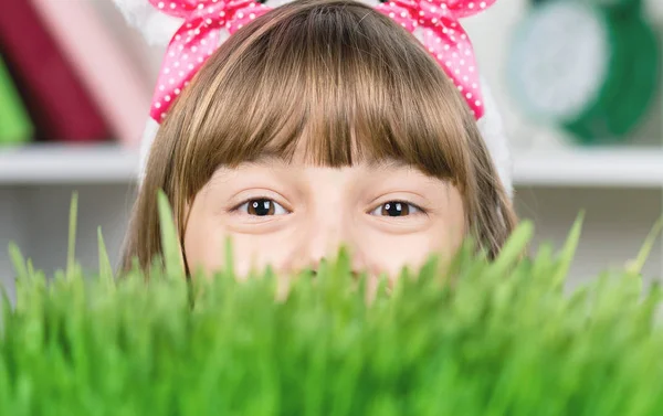 Маленькая девочка с зеленой травой — стоковое фото