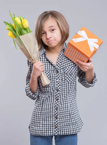 Menina com flores — Fotografia de Stock