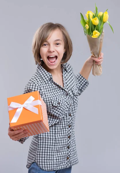 Menina com flores — Fotografia de Stock