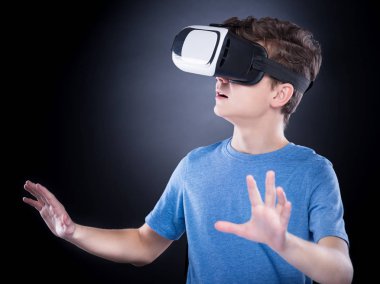 VR gözlüklü genç çocuk.