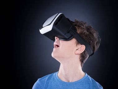 VR gözlüklü genç çocuk.