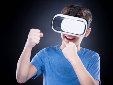 VR gözlüklü genç çocuk.