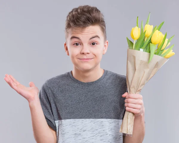 花を持つ十代の少年 — ストック写真