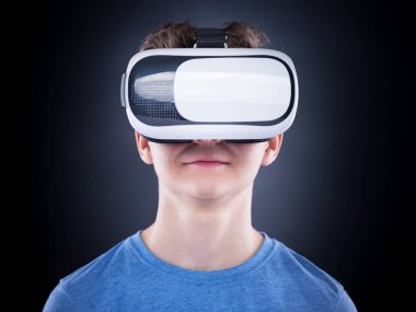 Vr gözlüklü genç çocuk