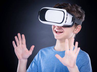 Vr gözlüklü genç çocuk