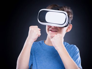 Vr gözlüklü genç çocuk