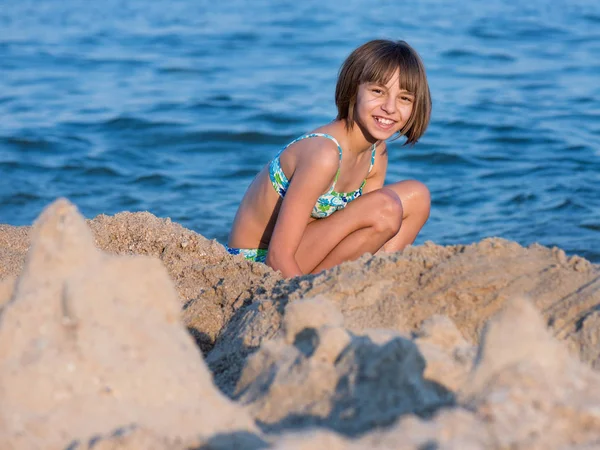 Дівчина грає на пляжі — стокове фото