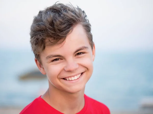 Adolescente chico en playa — Foto de Stock