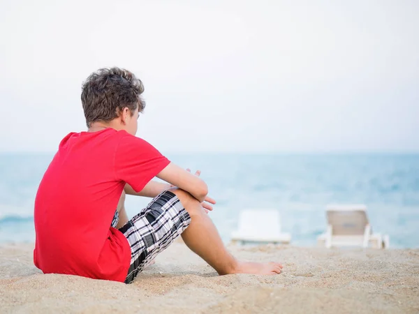 Teen pojke på stranden — Stockfoto