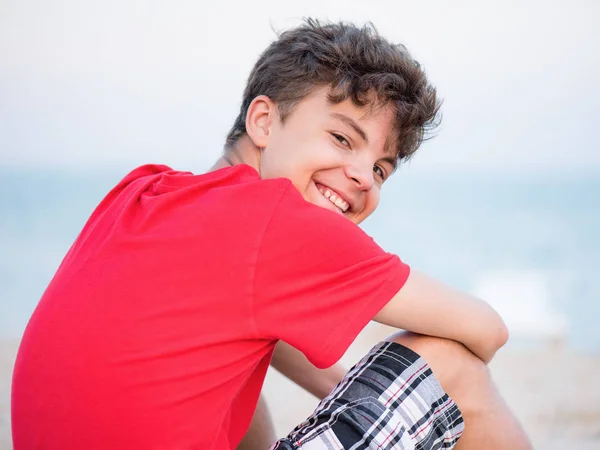 ビーチで十代の少年 — ストック写真
