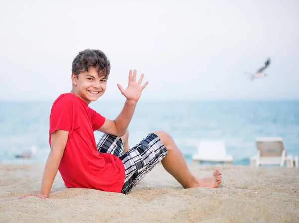 Teen pojke på stranden — Stockfoto