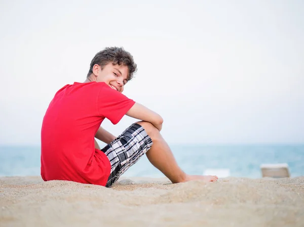 Teen pojke på stranden — Stockfoto