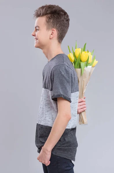 Tini fiú virággal — Stock Fotó