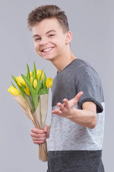 Tiener jongen met bloemen — Stockfoto
