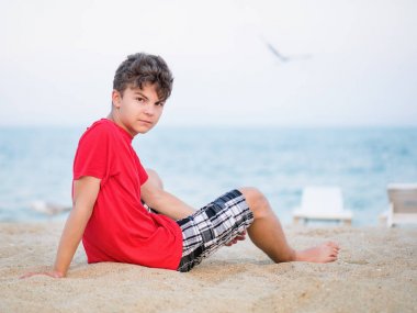 Sahilde genç çocuk
