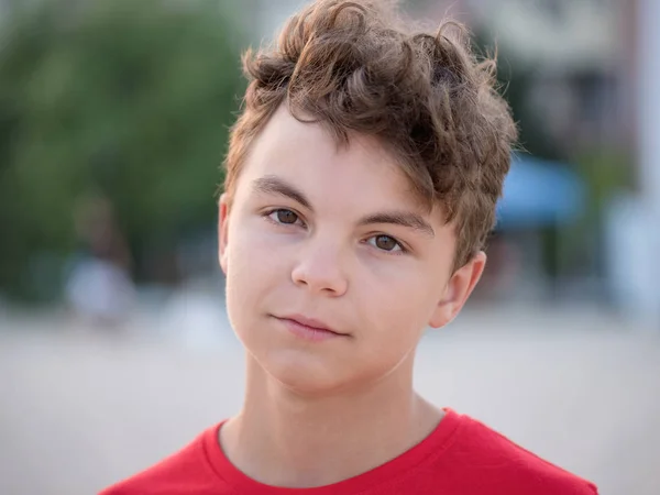 ビーチで十代の少年 — ストック写真