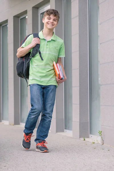 Teen ragazzo torna a scuola — Foto Stock