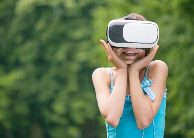 Vr gözlük ile kız